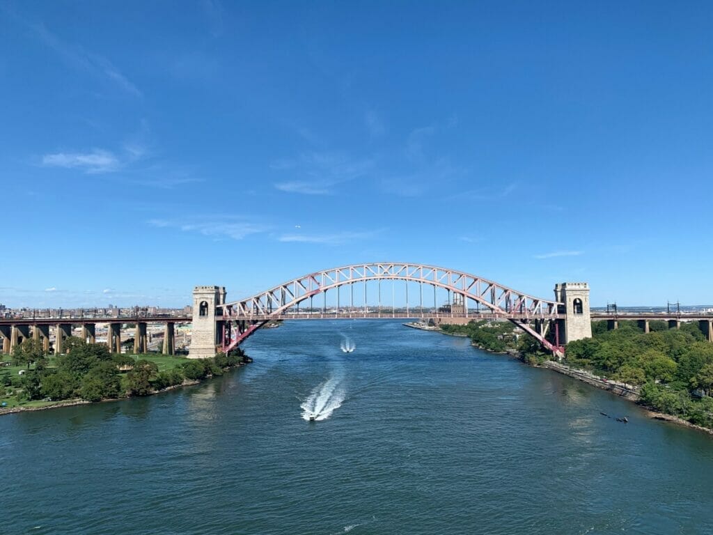 Puente de Hell's Gate que conecta Randall's Island con Queens.