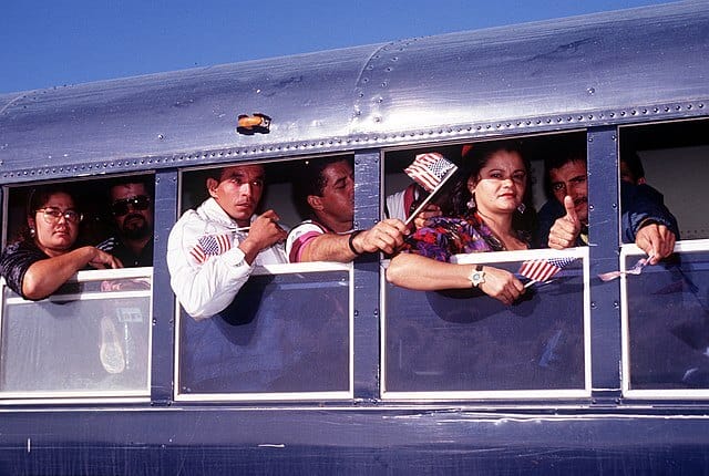 Cubanos rumbo a Estados Unidos en 1996.