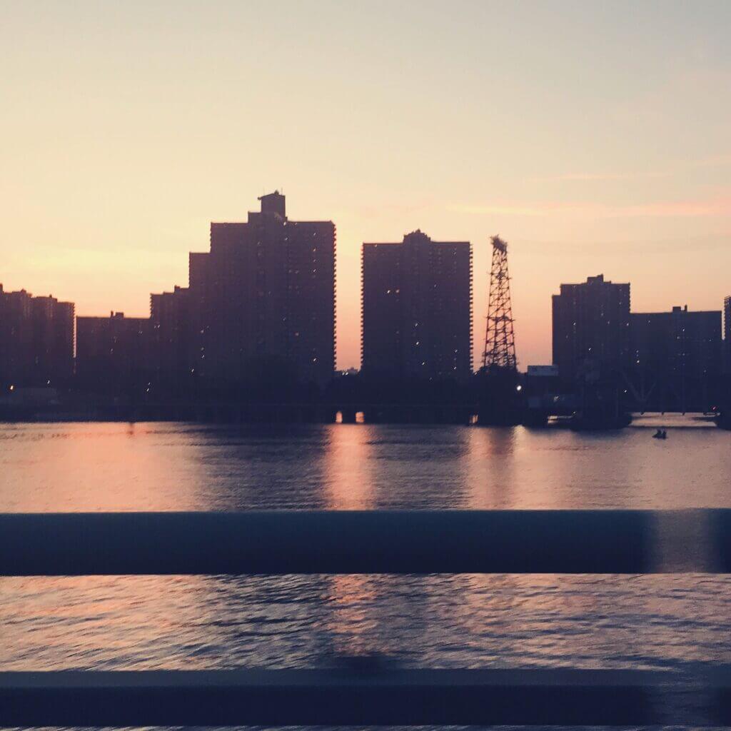 Visa de El Bronx al atardecer.