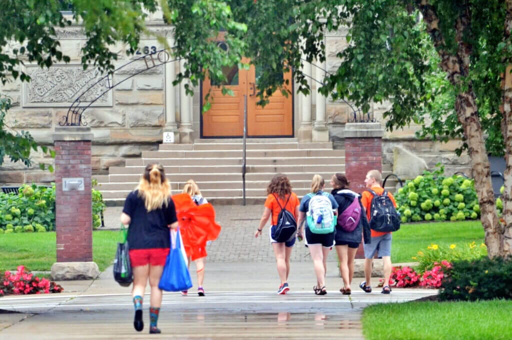 Estudiantes universitarios dirigiéndose a clases.