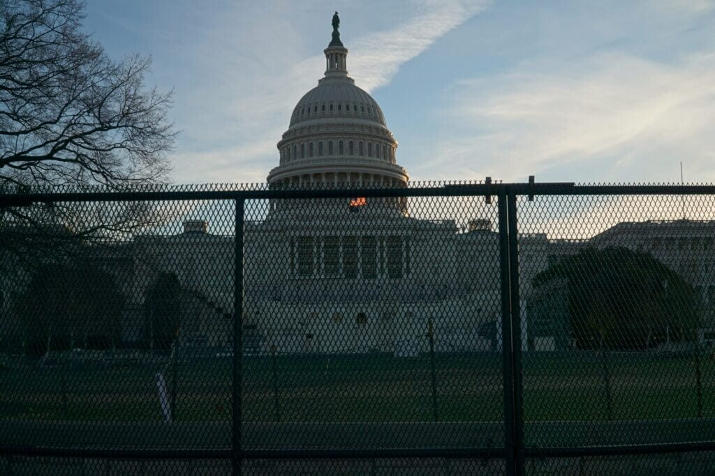 Capitolio de Estados Unidos tras una reja.