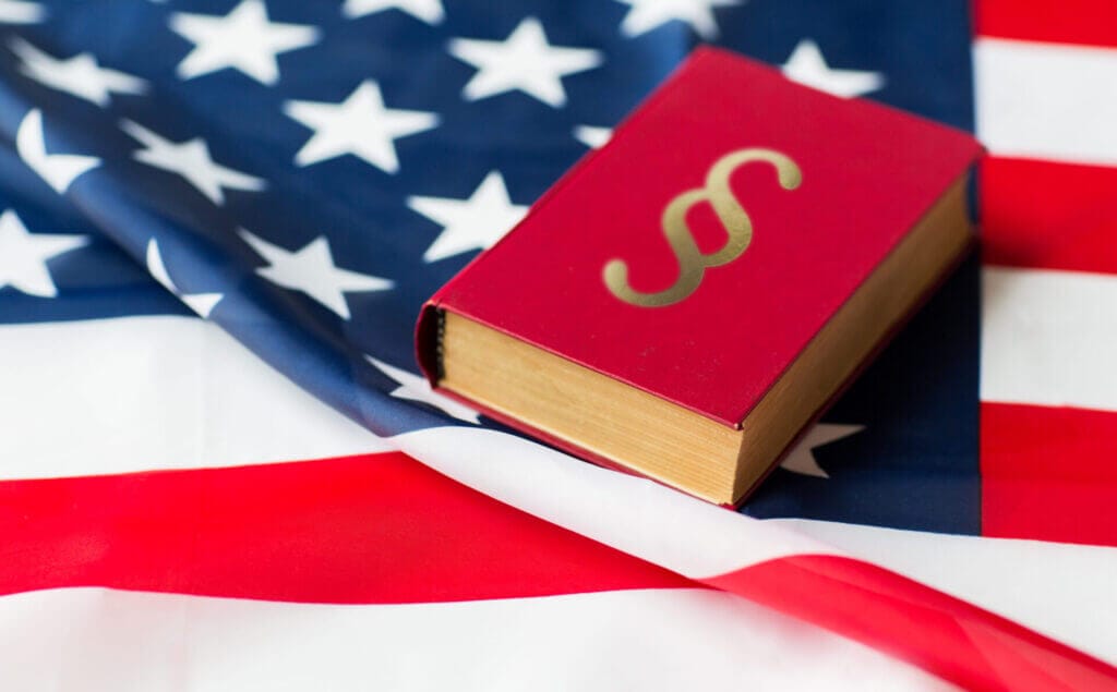 Código de Estados Unidos sobre bandera estadounidense. El código incluye el Título 8, la sección de ley migratoria y de nacionalidad.