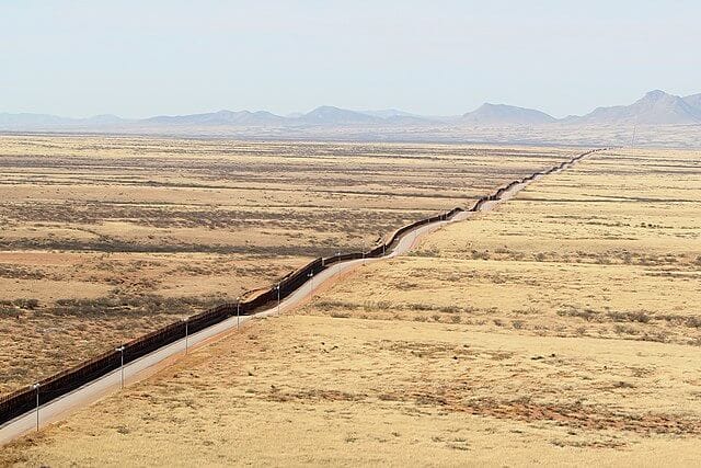 Muro construido en la frontera de Arizona