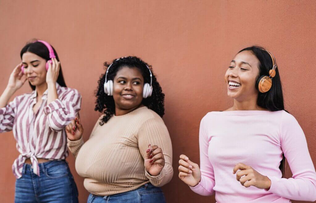 Mujeres jóvenes escuchando las cantantes latinas del momento.