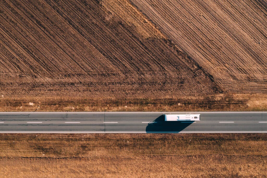 Vista aérea de un bus en la carretera que traslada inmigrantes