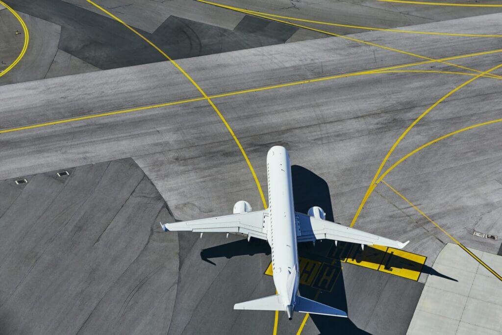 Vista aérea de una pista de aterrizaje de un aeropuerto