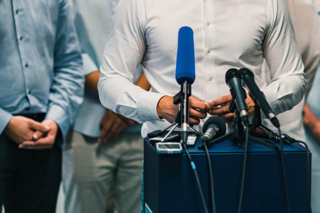 Alejandro Myorkas dando una conferencia de prensa en Miami sobre el parole humanitario para cubanos y haitianos