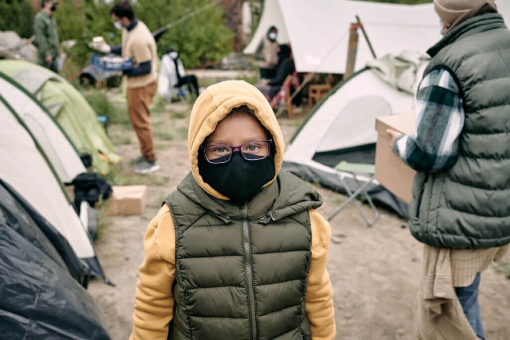 Niño asilado mirando a la camara, en representación de la nueva ley para pedir asilo en usa