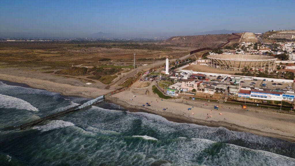 Frontera Tijuana y los Estados Unidos en donde se realiza la deportacion expedita de cientos de no mexicanos