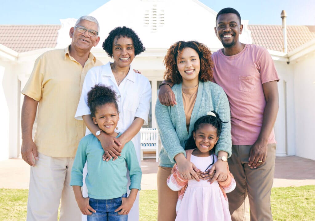 Familias inmigrantes sonriendo a la cámara.