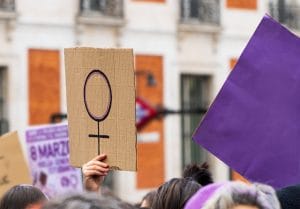 Mujeres levantando carteles de protesta en el marco del Día Internacional de la Mujer
