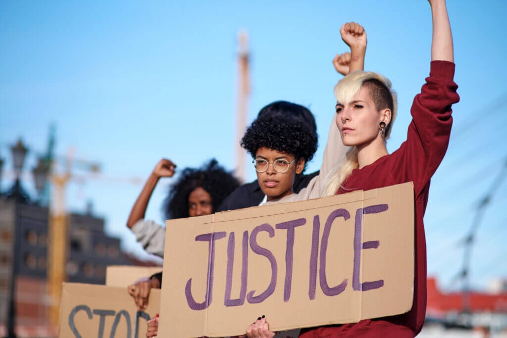 Mujeres levantando un cartel que pide Justicia de género