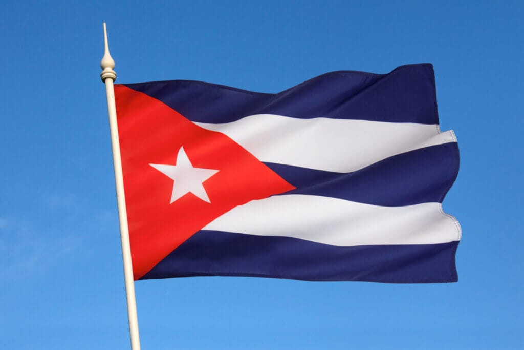 Bandera de Cuba flameando en representación a los vuelos de deportación de cubanos