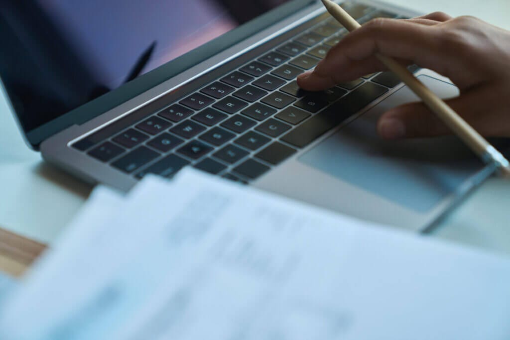 Hombre en su laptop realizando el proceso para la nueva modalidad digital del trámite para las fianzas de inmigración.