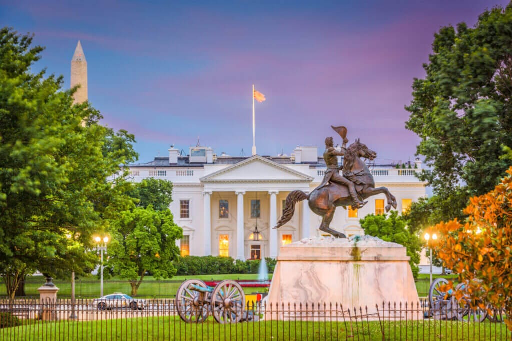 Imagen de la Casa Blanca de noche, en donde se anunció que cambiará el proceso de asilo en Estados Unidos