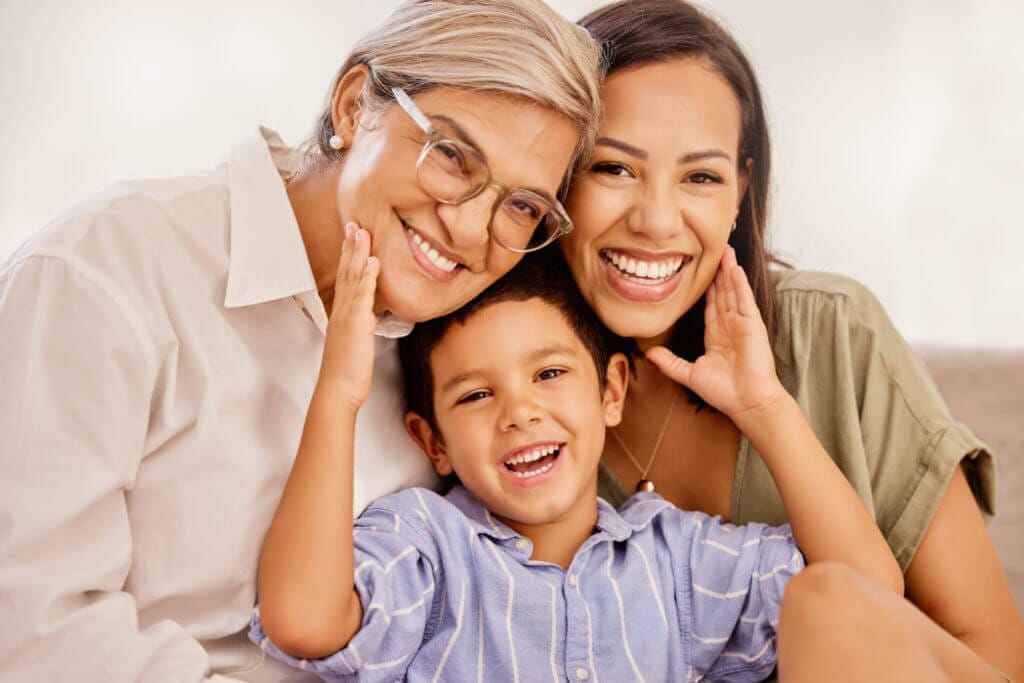 Madre, abuela e hijo cubanos unidos gracias al parole humanitario USA