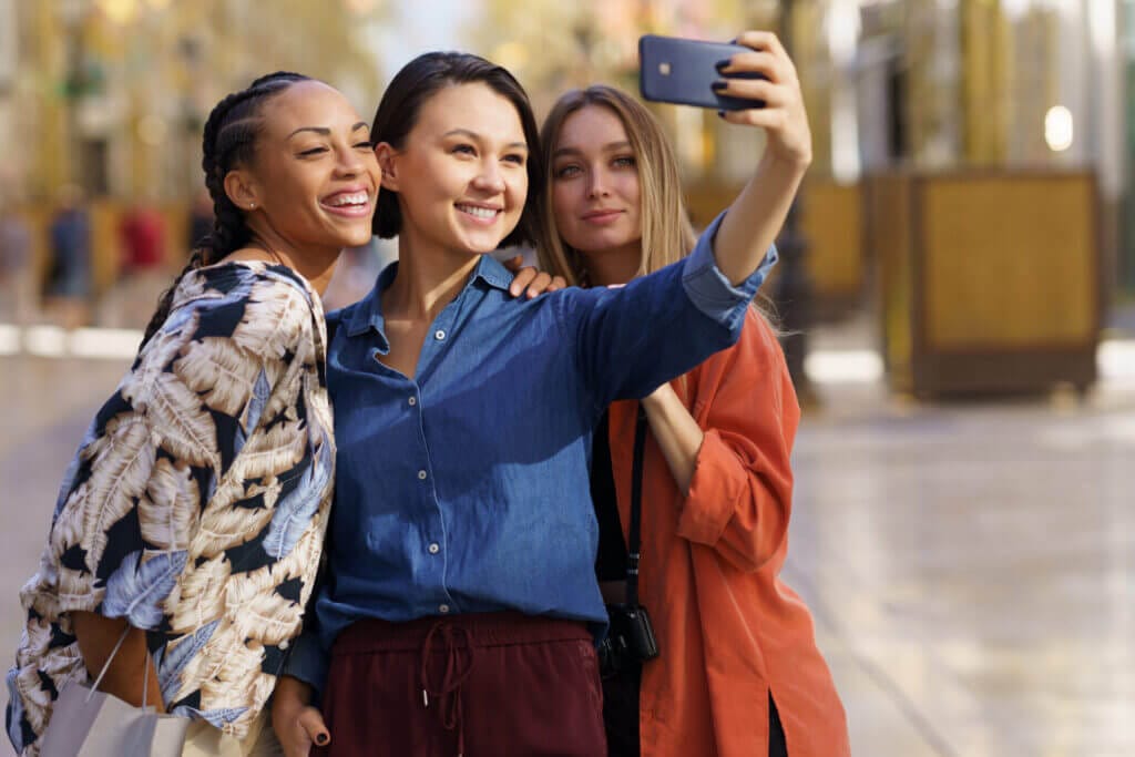 Jóvenes turistas sacándose una selfie en los Estados Unidos