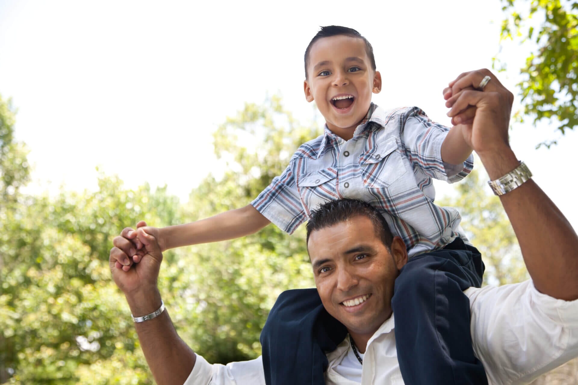 Padre e hijo migrantes, felices porque aprovecharon la ciudadanía para hijos de inmigrantes en Estados Unidos.