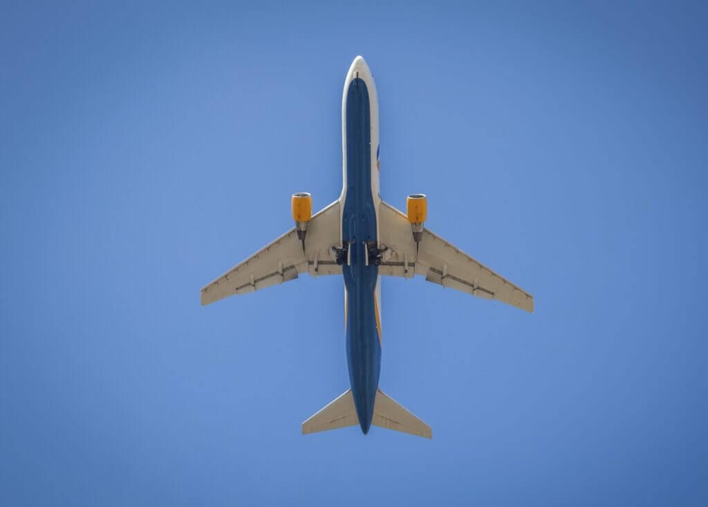 Avión en el cielo representando los vuelos de inmigrantes en Florida rumbo a Sacramento.