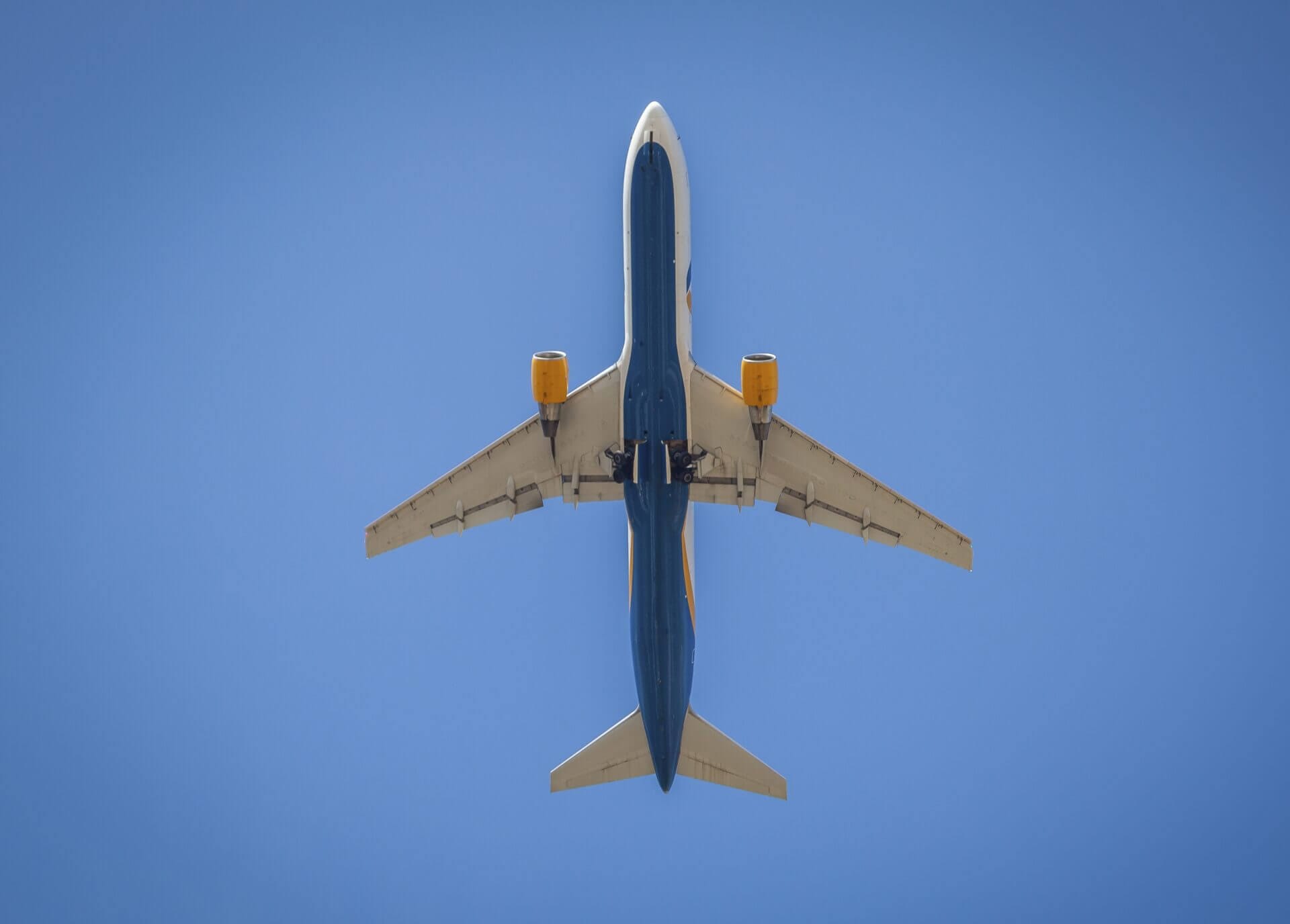 Avión en el cielo representando los vuelos de inmigrantes en Florida rumbo a Sacramento.
