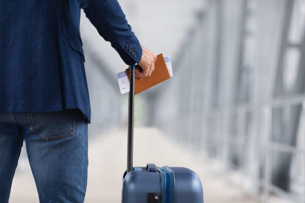 Hombre con maletas y pasaporte en el aeropuerto esperando para embarcar