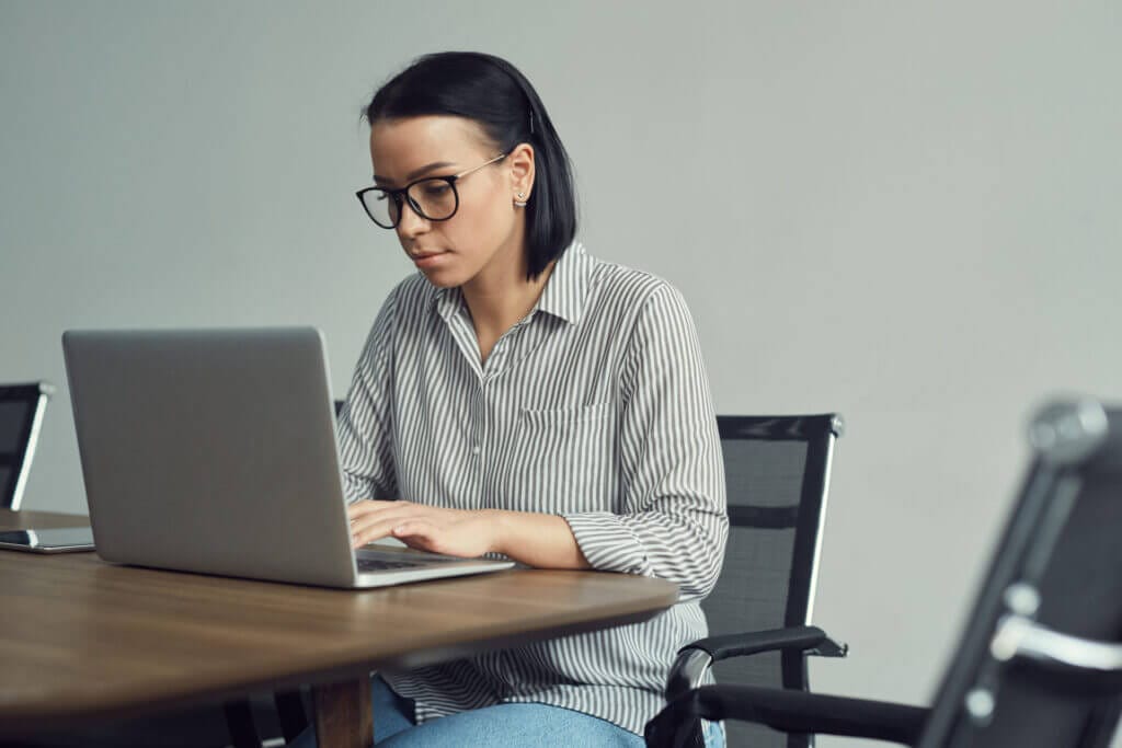 Mujer en su laptop revisando el formulario i 94 en línea