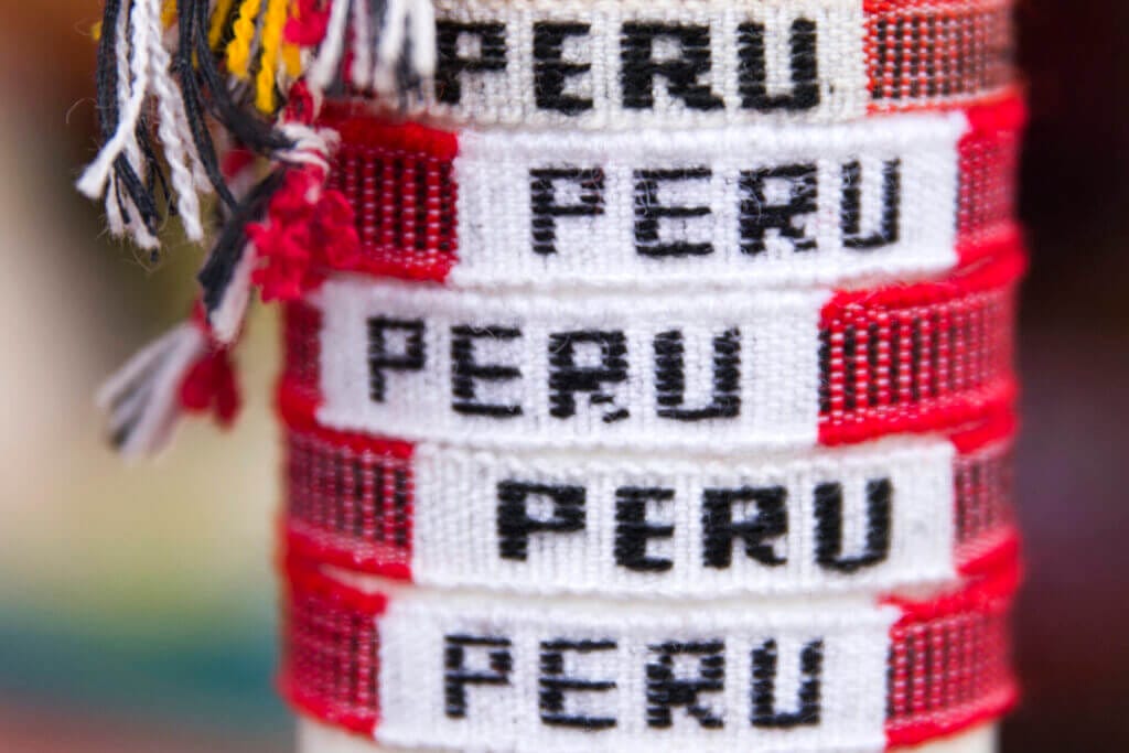 Souvenir de pulsera que dice Perú