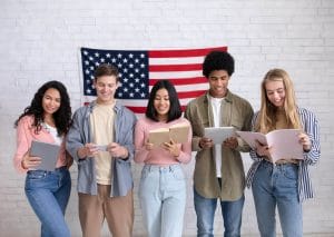 Jóvenes extranjeros estudiando en Estados Unidos gracias a que aprendieron sobre la visa j1 que es