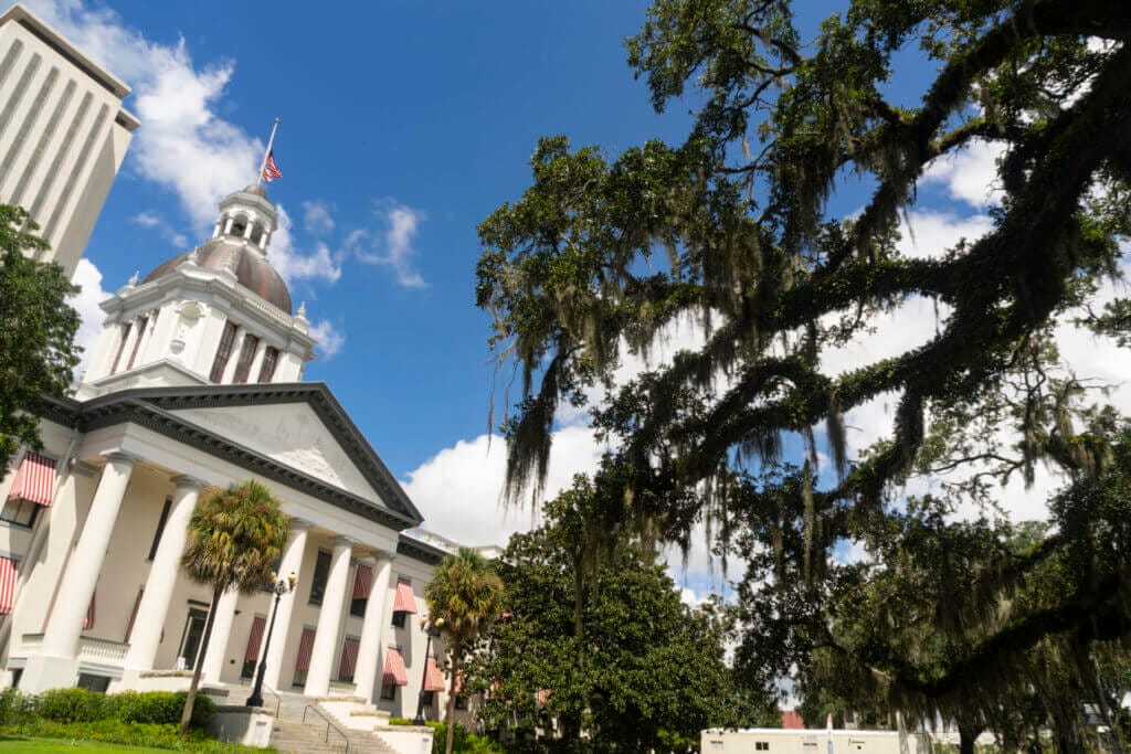 Edificio del capitolio estatal en Florida en Tallahassee luego de ser aprobada la ley SB 1718