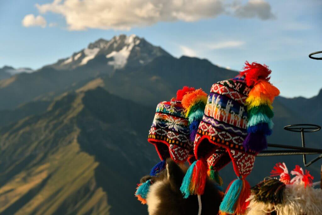 Paisaje peruano con ropa tradicional en primer plano