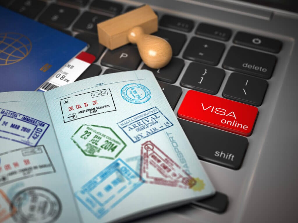 Pasaporte sobre una computadora para solicitar la visa online y averiguar cuanto tiempo puedo estar en estados unidos como turista