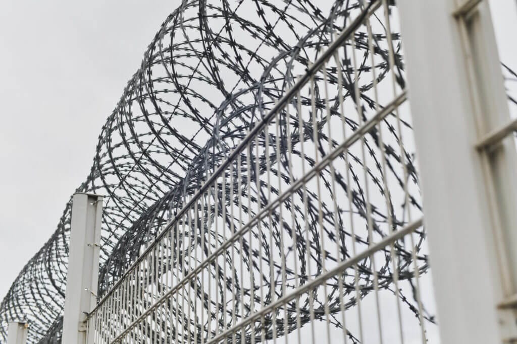Imagen de cerca de una reja representando el muro de USA