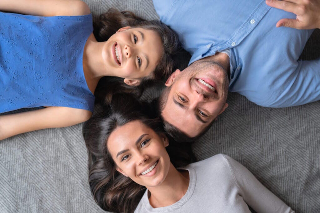 Familia feliz tras aprender cuánto tiempo tarda una peticion familiar