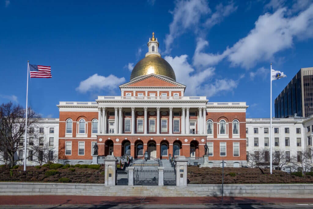 Imagen de la casa estatal de Massachusetts representando los dichos de la gobernadora de Massachusetts