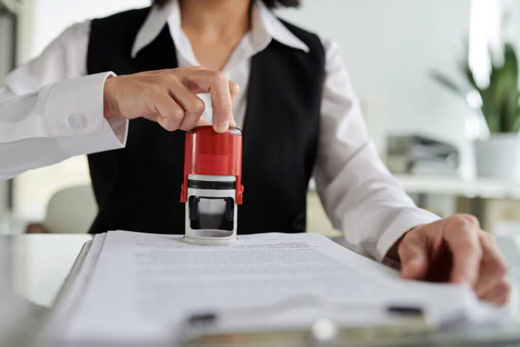 Empleador firmando documentos de E-Verify tras la implementación de la ley de Florida SB 1718