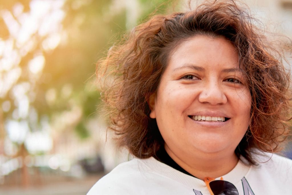 Retrato de una mujer latina que migró luego de leer las ventajas y desventajas del asilo politico