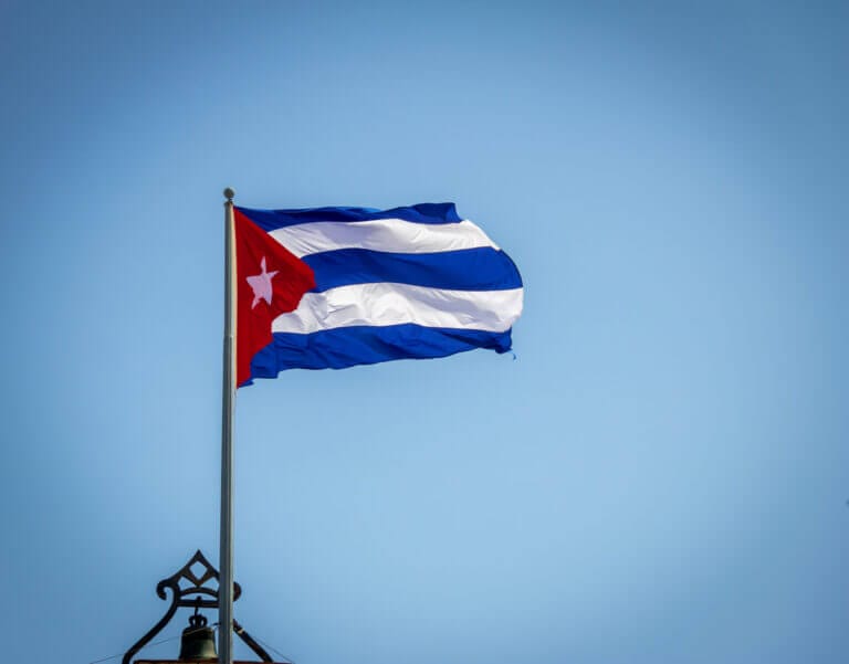 Bandera de Cuba flameando en representación de la noticia sobre la Ley de Ajuste Cubano