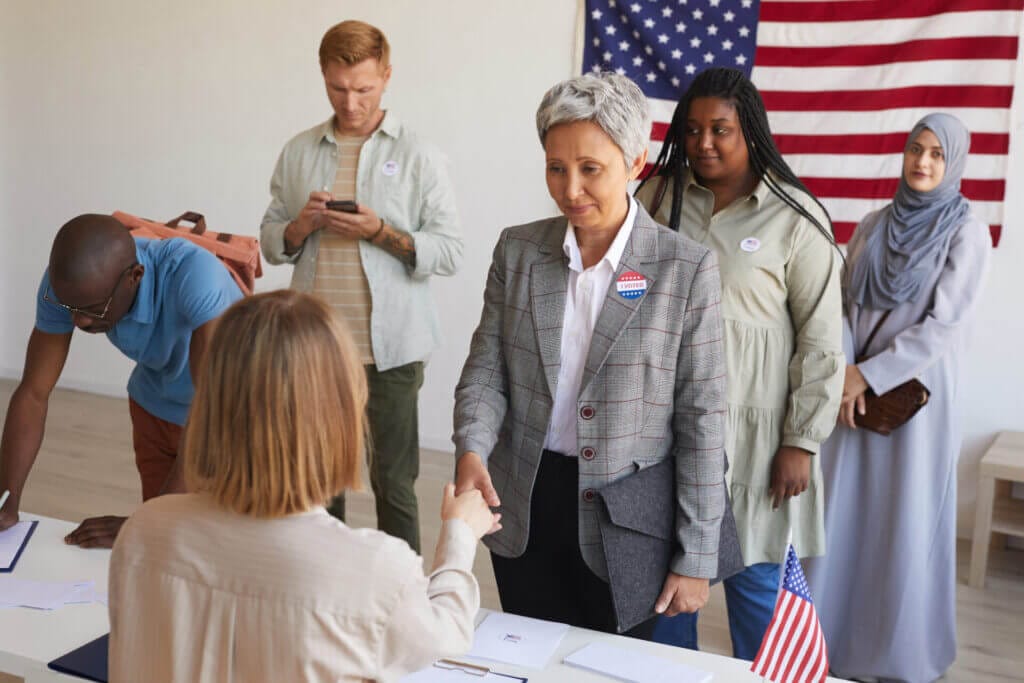 Grupo de nuevos ciudadanos americanos haciendo fila para votar por primera vez