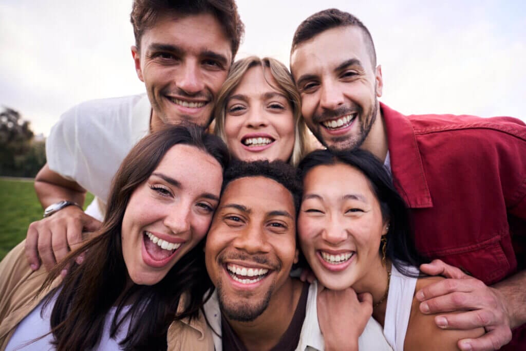 Grupo de jóvenes migrantes sonriendo en los Estados Unidos