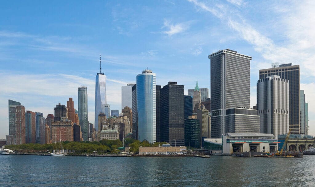 Ciudad de Nueva York vista desde el mar en representación al nuevo refugio para inmigrantes en New York