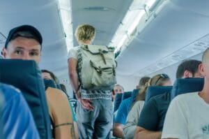 Personas viajando en un avión tras aprender si se puede viajar con DACA