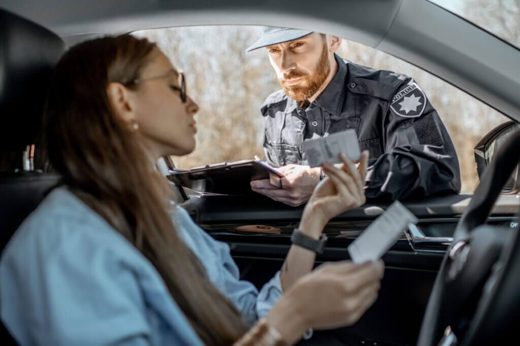 Policía revisando la licencia y documentación de la conductora de un auto