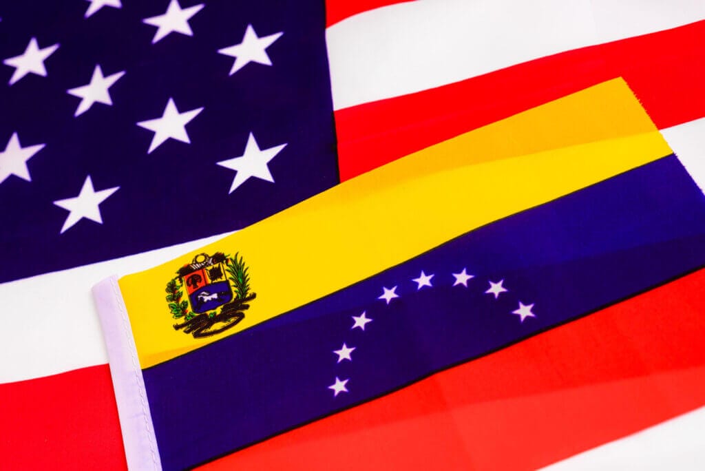 Banderas de Estados Unidos y Venezuela superpuestas en representación de la relación de ambos países y del TPS para venezolanos