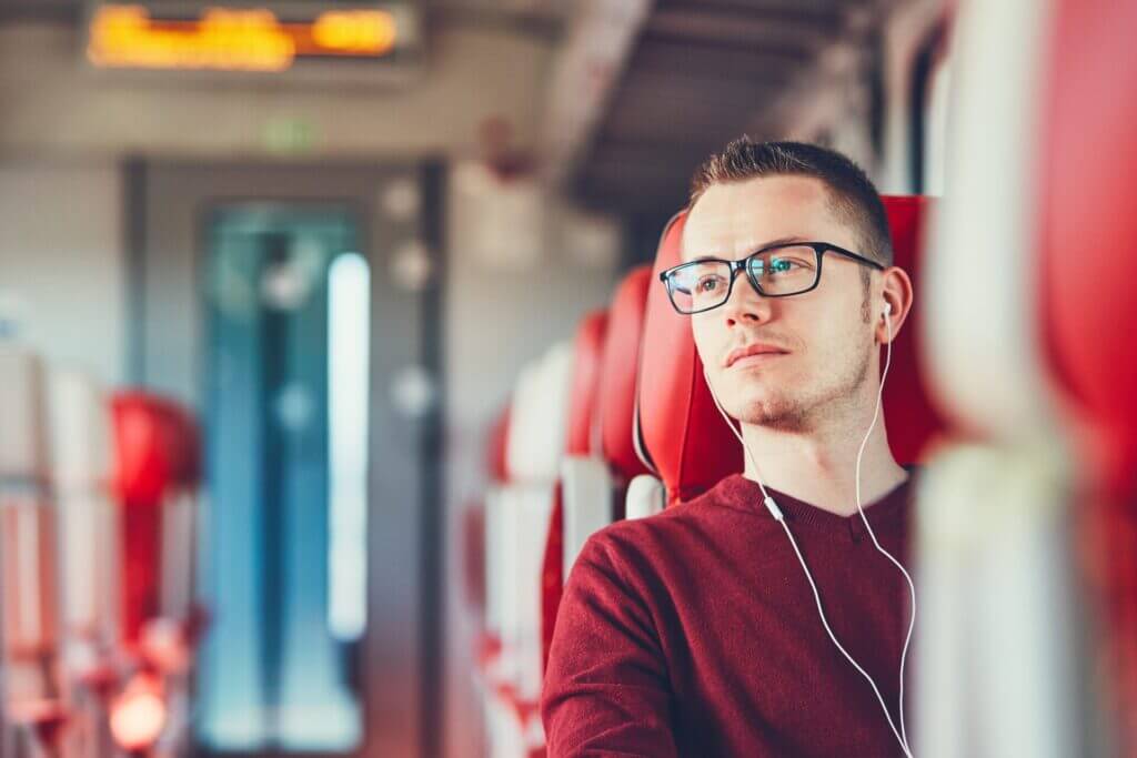 Hombre joven migrante viajando en tren 