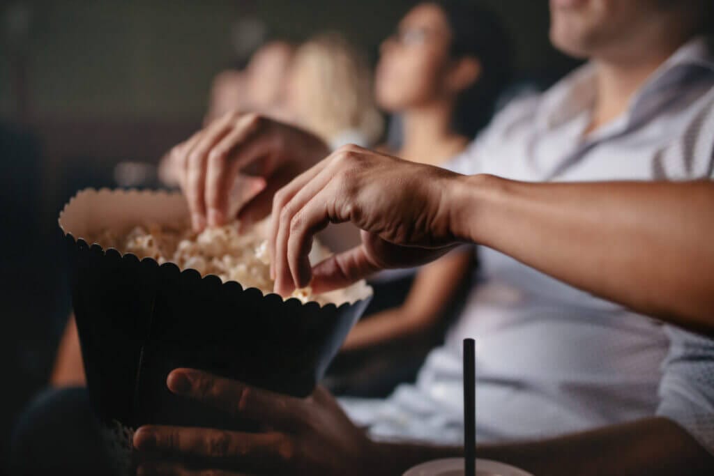 Personas comiendo popcorn en el Immigration Film Festival