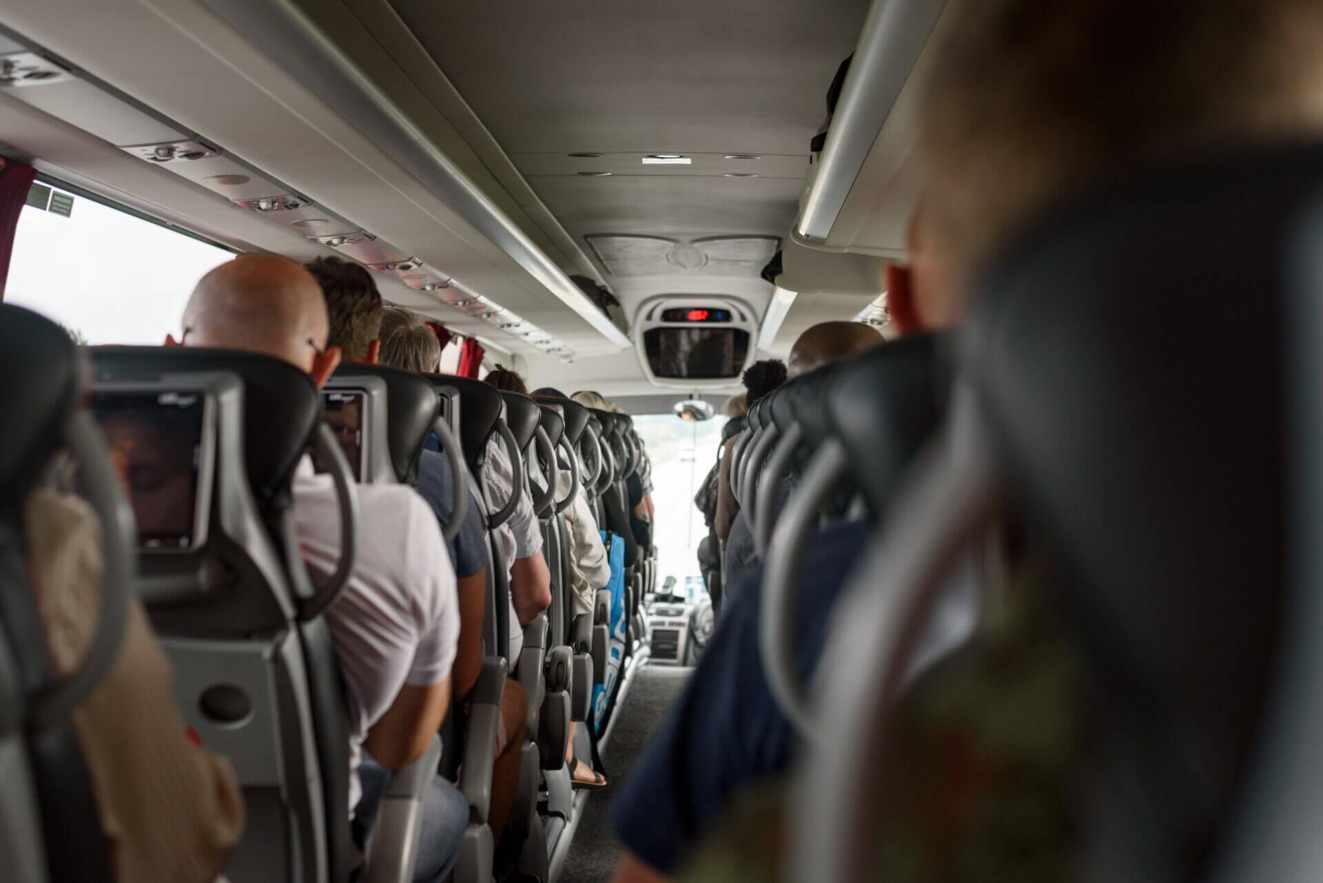 Muchos migrantes en buses rumbo a las ciudades santuario