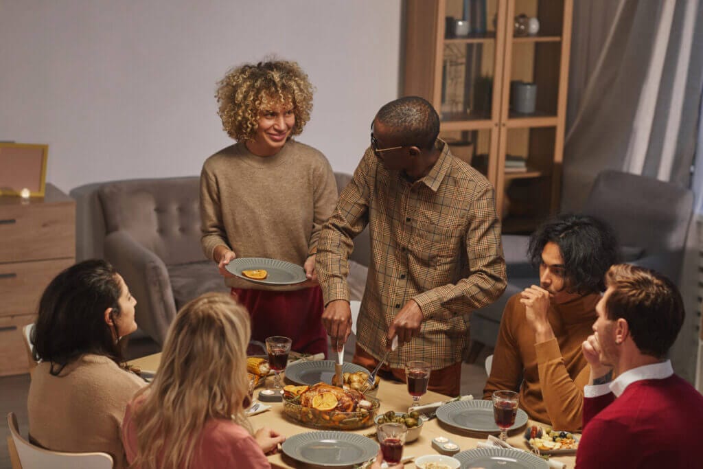 Grupo de amigos y familiares latinos reunidos por Thanksgiving