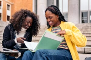 Dos mujeres migrantes estudiando gracias a la visa de estudiante USA