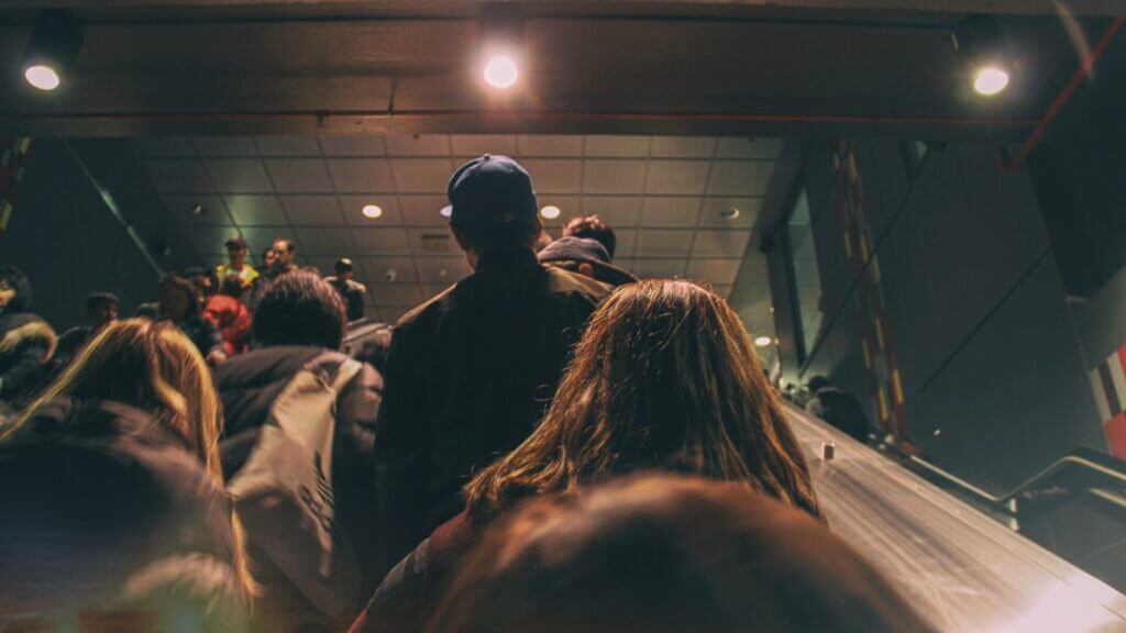 Multitud de gente abarrotada en las escaleras del subte