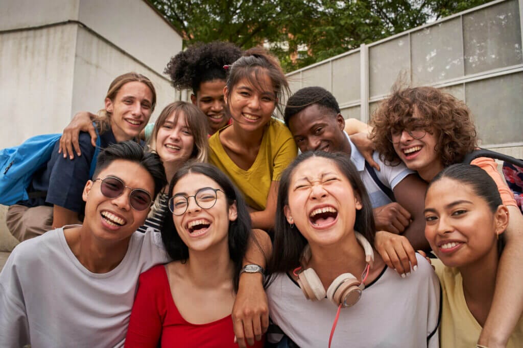 Grupo de estudiantes de intercambio sonriendo frente a la cámara